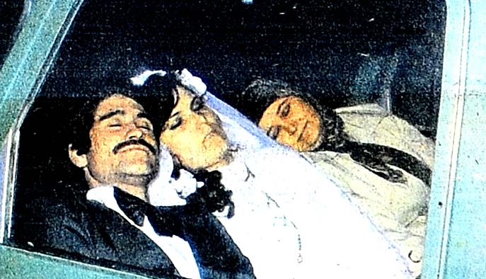 Gerdek gecesi sokakta kaldılar