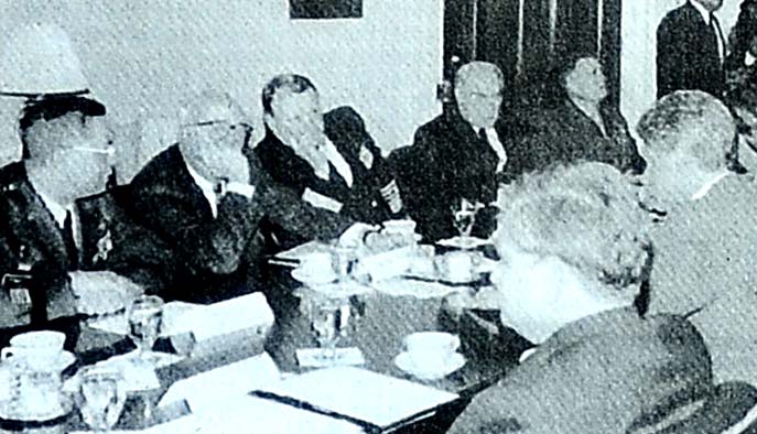 Eşcinseller orduyu b&ouml;l&uuml;yor