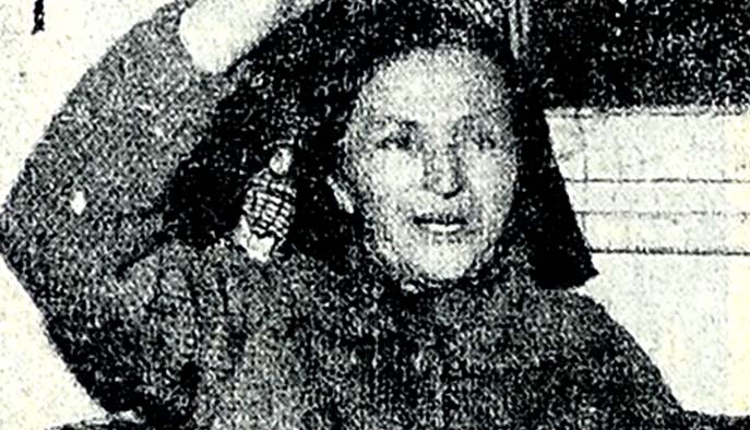 Kiracıyı &ccedil;ıkartmak i&ccedil;in duvarları deldiler. Polis olaya seyirci kalıyor