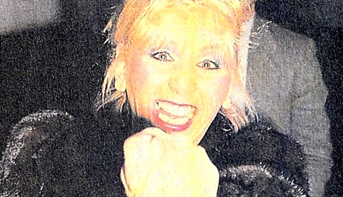 İki &uuml;nl&uuml; futbolcu bir kadın i&ccedil;in birbirlerine girdi