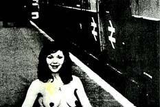 Kond&uuml;kt&ouml;r nişanlısını kıskandırmak i&ccedil;in, tren istasyonunda leğene girip cıbı cıbı yaptı