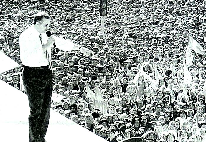 G&ouml;zl&uuml;k taktı, kadınlar &ccedil;ığlık attı