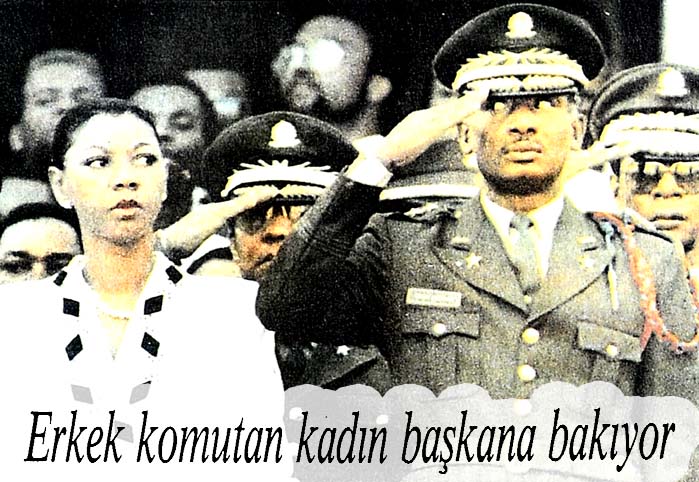 Erkek komutan kadın başkana bakıyor