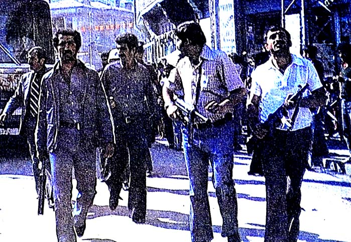 Film sahnesi değil, liderlerin seçim gezisi
