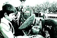 Generallere el öptürüyor !