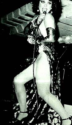 Feri Cansel de sahneye donsuz çıktı