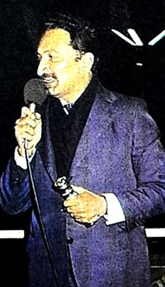 Feneri yüzüne tutup konuştu