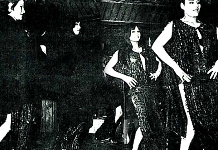 Sahneye önce siyah çarşafla çıkıyorlar sonra da soyunuyorlar