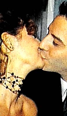 Pınar Altuğ'un nişan &ouml;p&uuml;c&uuml;ğ&uuml;