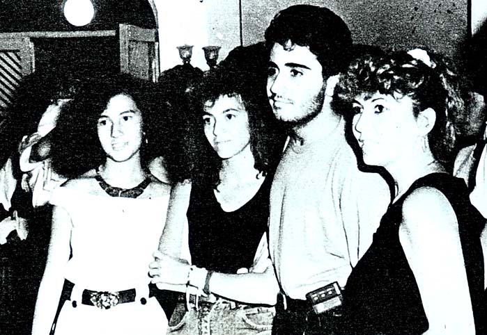 Kızlar Emrah'ın peşini bırakmıyor